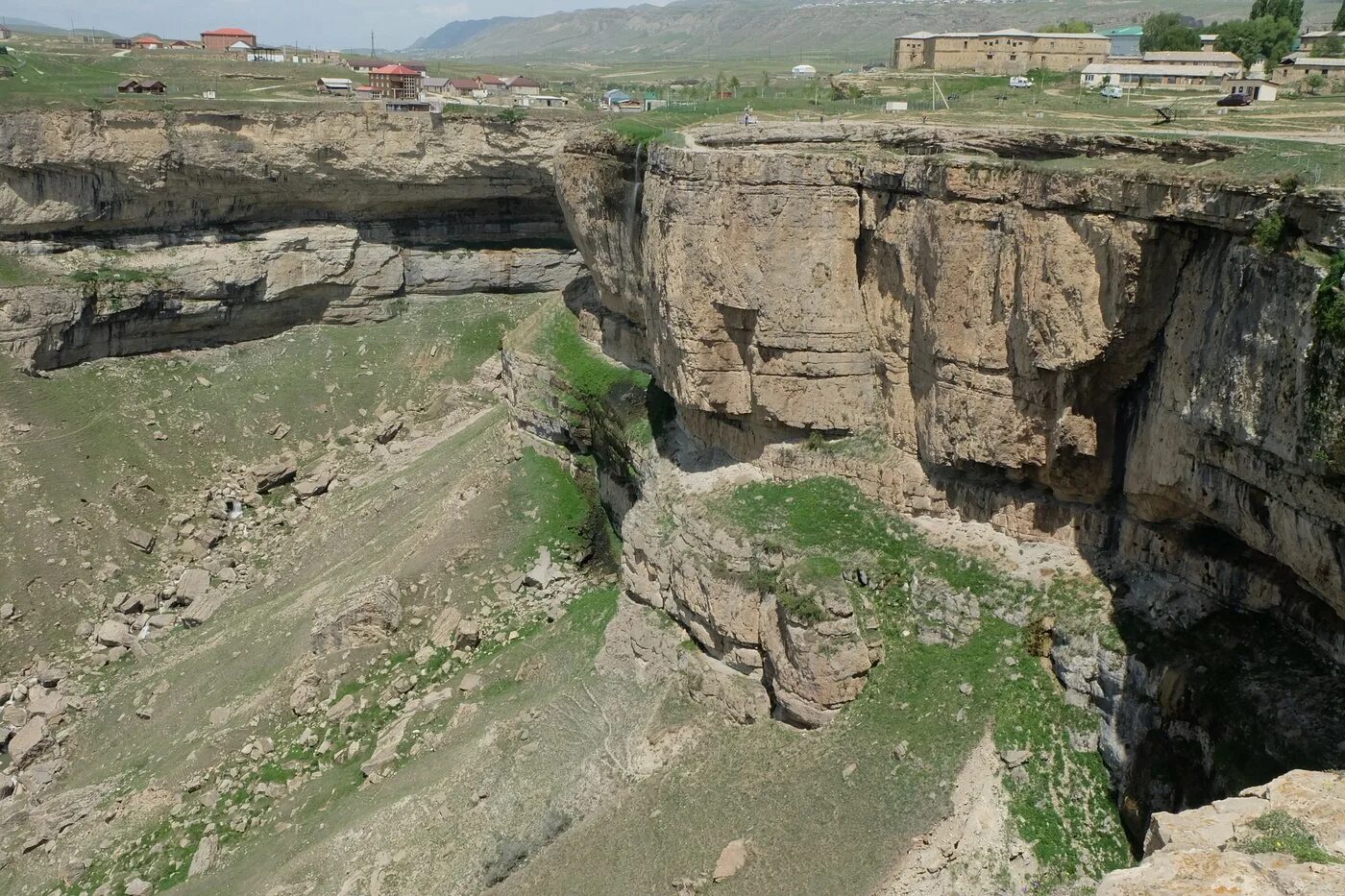 Хунзахский каньон. Хунзах Дагестан достопримечательности. Хунзахское плато Дагестан. Хунзахский район достопримечательности. Мобильных действий хунзах