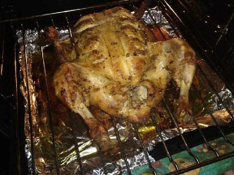Рецепт курицы гриль в духовке. Курица-гриль в духовке на решетке. Курица на решетке в духовке. Курица гриль в духовке на вертеле. Курица на вертеле в духовке целиком.