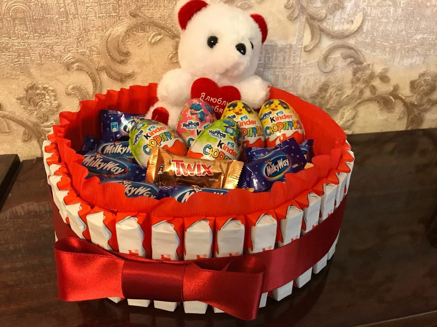 можно подарить на день рождения торт. оригинальный сладкий подарок. торт из сладостей. торт из конфет. можно подарить на день рождения торт.