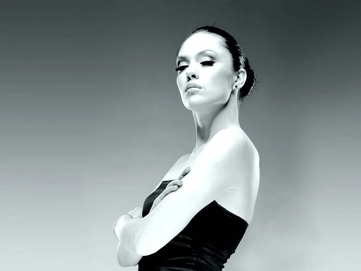 Надменные души. Взгляд исподлобья у девушек. Изабелла вишневецкая. Брюнетка боком. Надменные души.