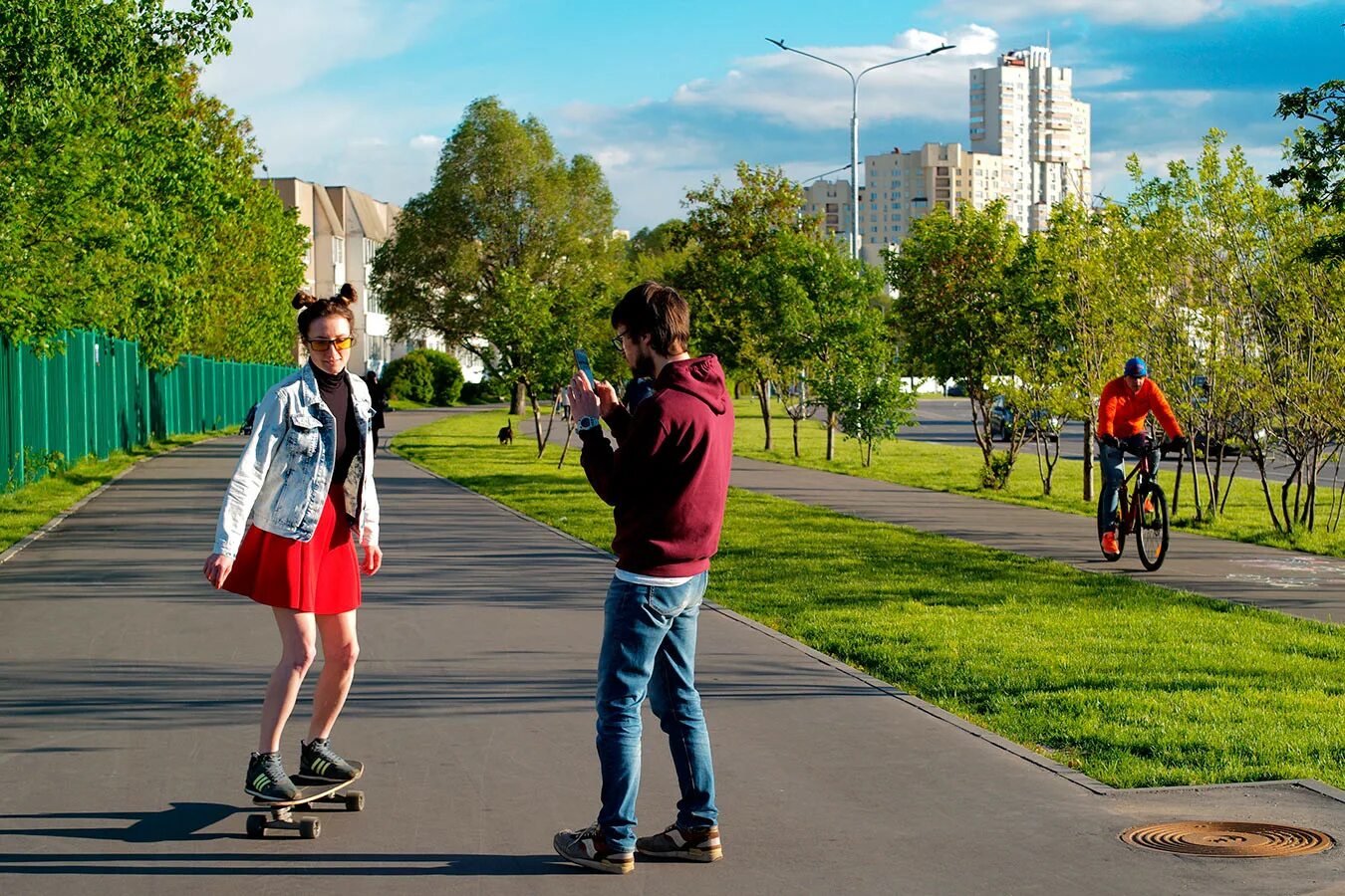 Гулять в парке. Люди в парке. Люди гуляют. Люди гуляют в парке.