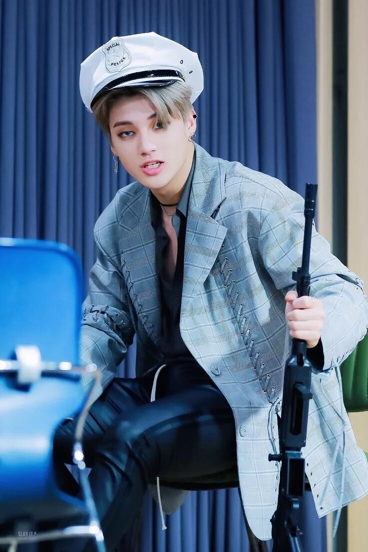 Фф уен. ATEEZ Wooyoung. Уён из ATEEZ. Чон Кен ATEEZ. Уён ATEEZ 2021.