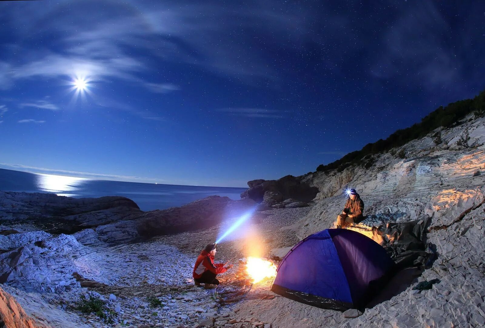 Night camp. Кемпинг ночью. Кемпинг под звездами. Кемпинг ночной с людьми. Звездный туризм.