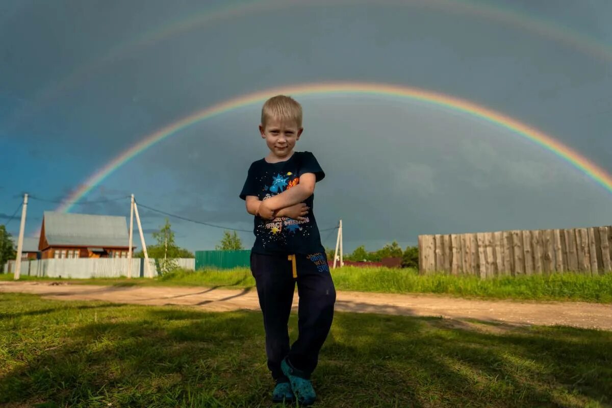 Радуга фото для детей. Фотосессия Радуга. Радуга рядом с человеком. Радуга. Мальчикам. Включи папа радужный