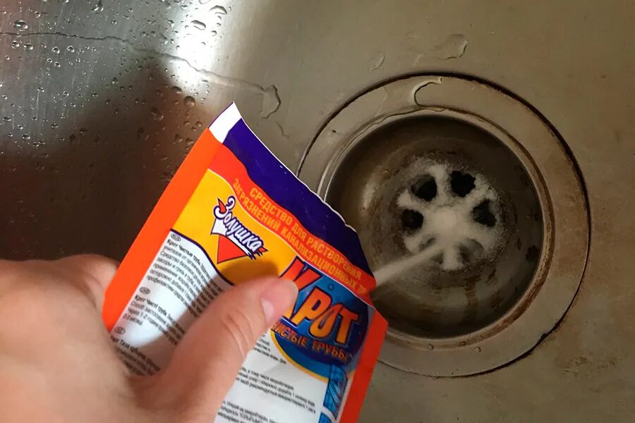 Средство от засоров в раковине. Устранение засора в раковине. Удалить засор средство. Средство для очистки труб. Засор в раковине на кухне.