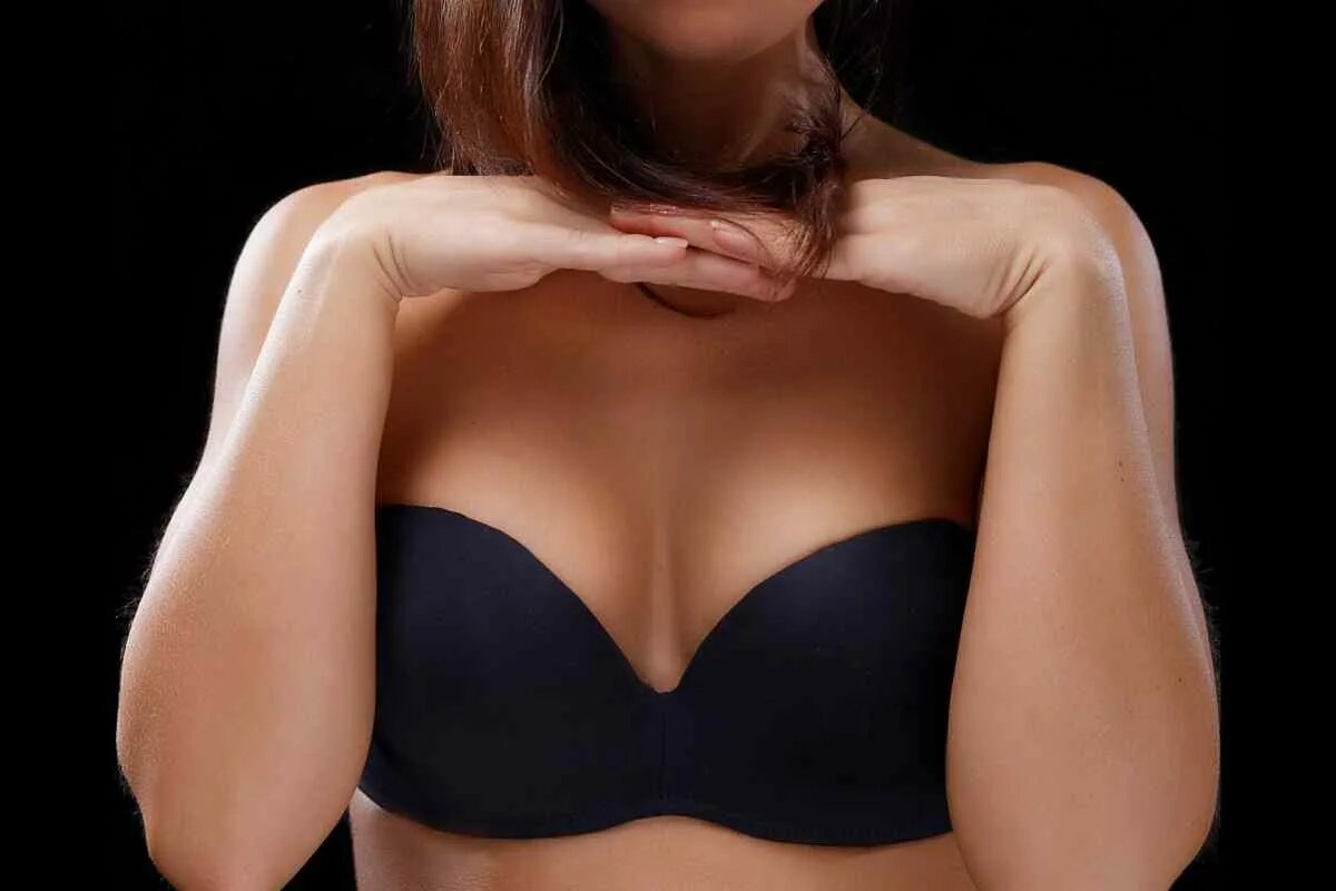 женское декольте. ложбинка между грудными.