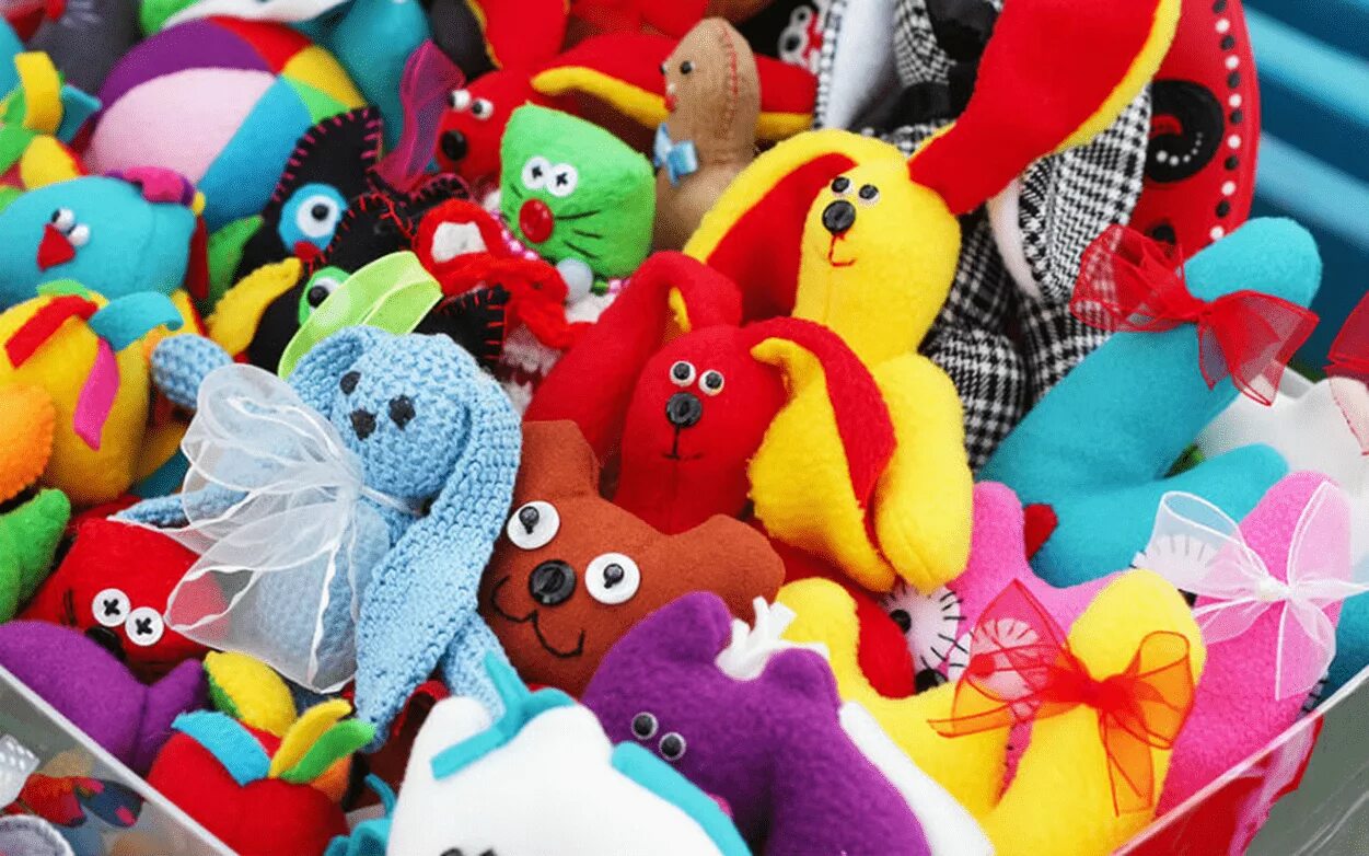 много разных игрушек. игрушка гусеница развивающая. деревянная игрушка "гусеница". игрушки для детей хиты. набор для лепки мир динозавров.