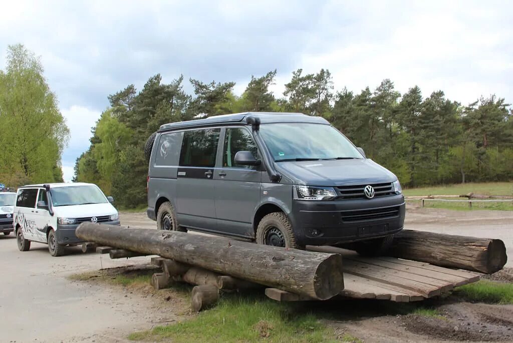 Фольксваген мультивен полный привод. VW t5 оффроад. VW t6 off Road. VW Multivan 4x4. Volkswagen Transporter t5 внедорожный.