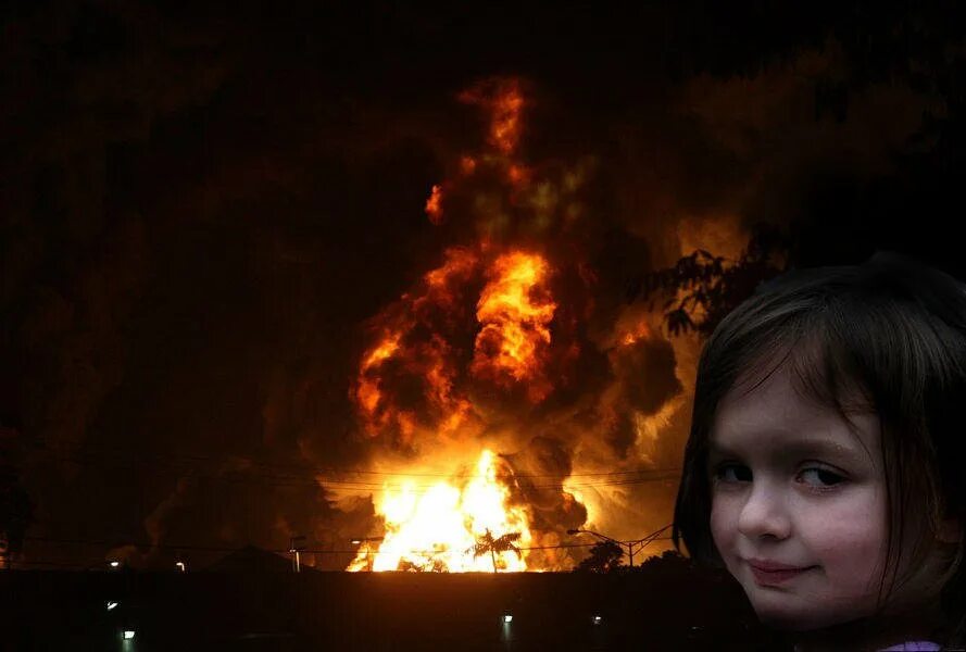 Девочка ра форр горящегг дма. Девочка улыбается на фоне горящего дома. Человек на фоне пожара. Девочка и горящий дом. Девочка дом горит.