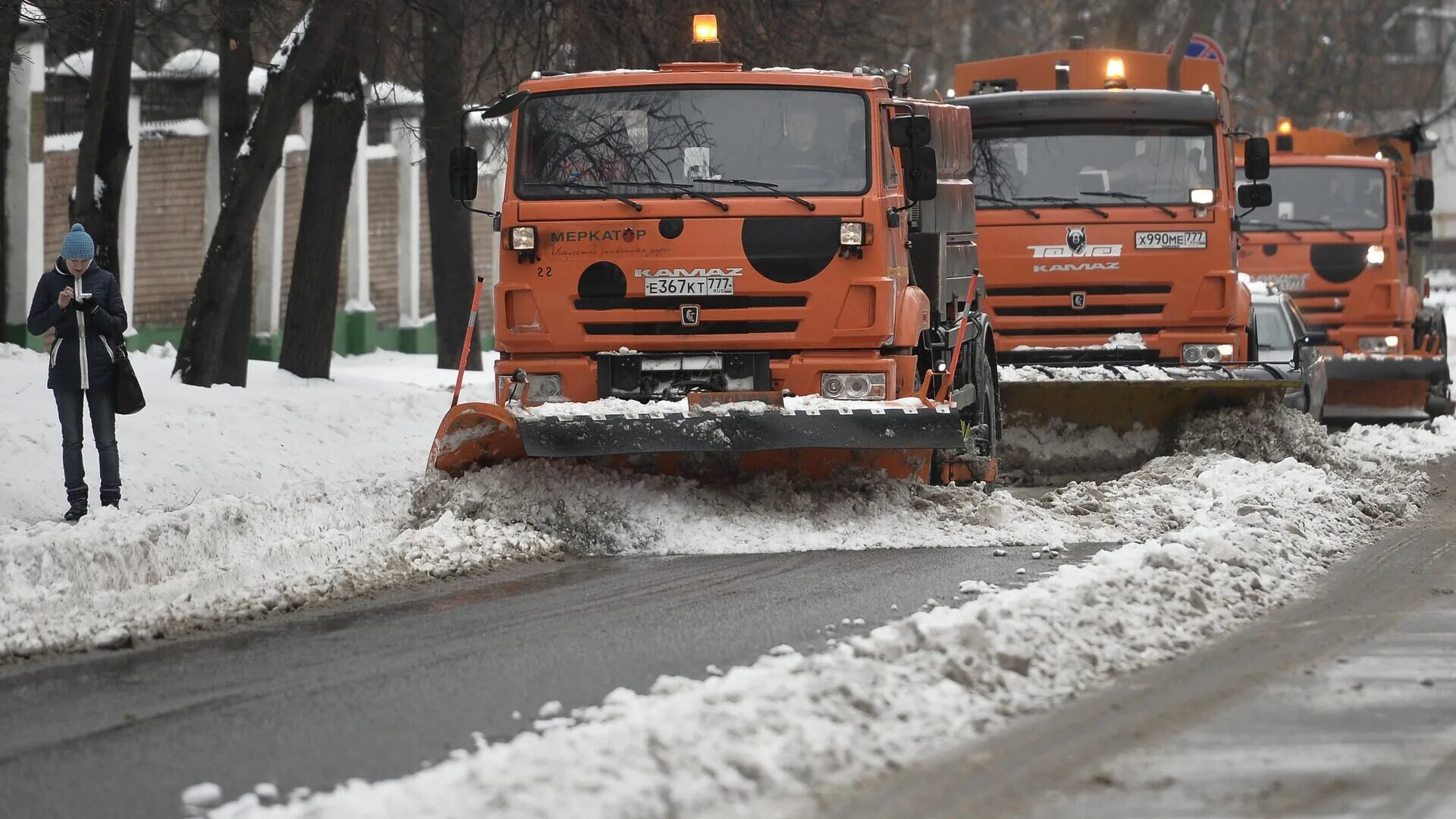 Уборка снега. Снегоуборочная техника на дороге. Убирают снег в Москве. Машина которая убирает снег. Дорога очищения