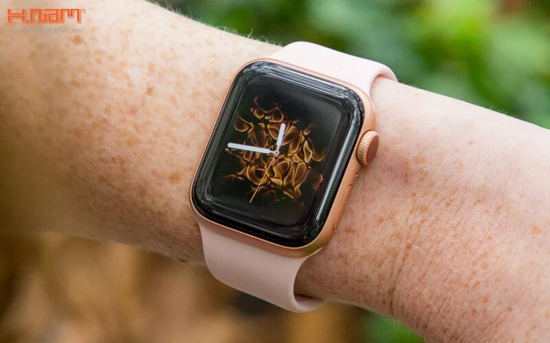 Iphone se watch. Apple watch 4 40mm Gold. Apple watch se 40mm Gold. Эпл вотч se 40 мм. Эпл вотч se 40 мм золотые.