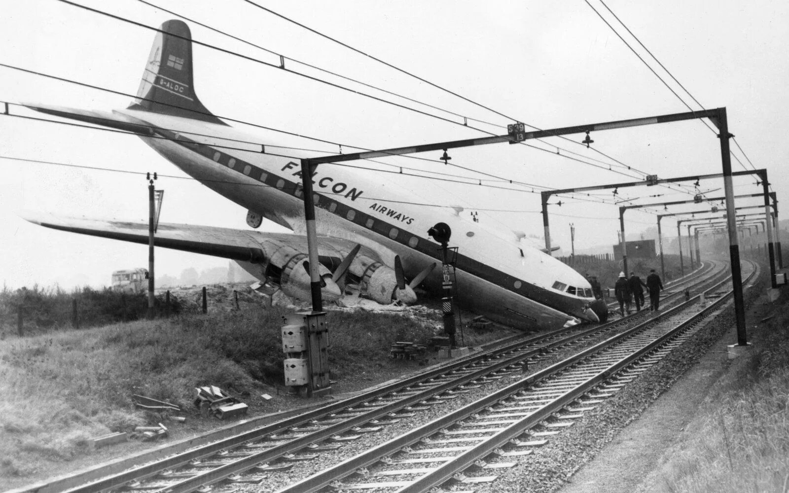Железные дороги 90. 10 Октября 1960 года авиакатастрофа Великобритания. Железная дорога и самолет. Железнодорожные катастрофы. Самолет на рельсах.