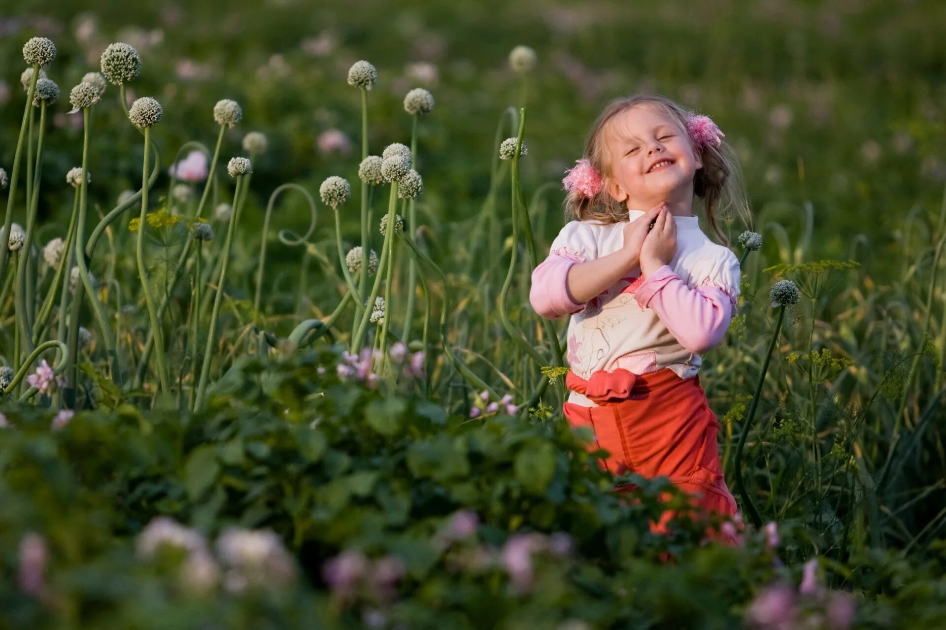 Дети и природа. Детская фотосессия на природе летом. Дети с цветами. Счастливый ребенок. Дети радуются весне