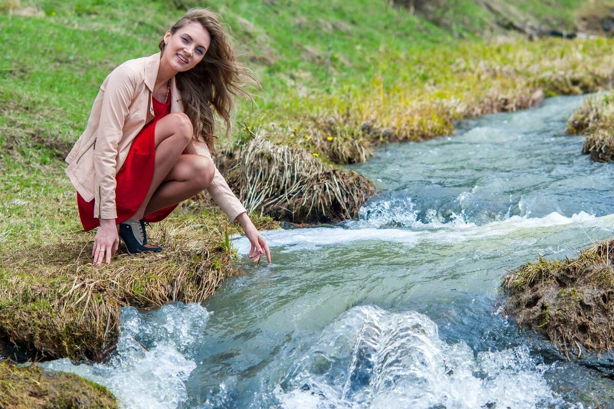 Девушка у ручья. Девушка у реки. Фотосессия у ручья. Фотосессия у реки.