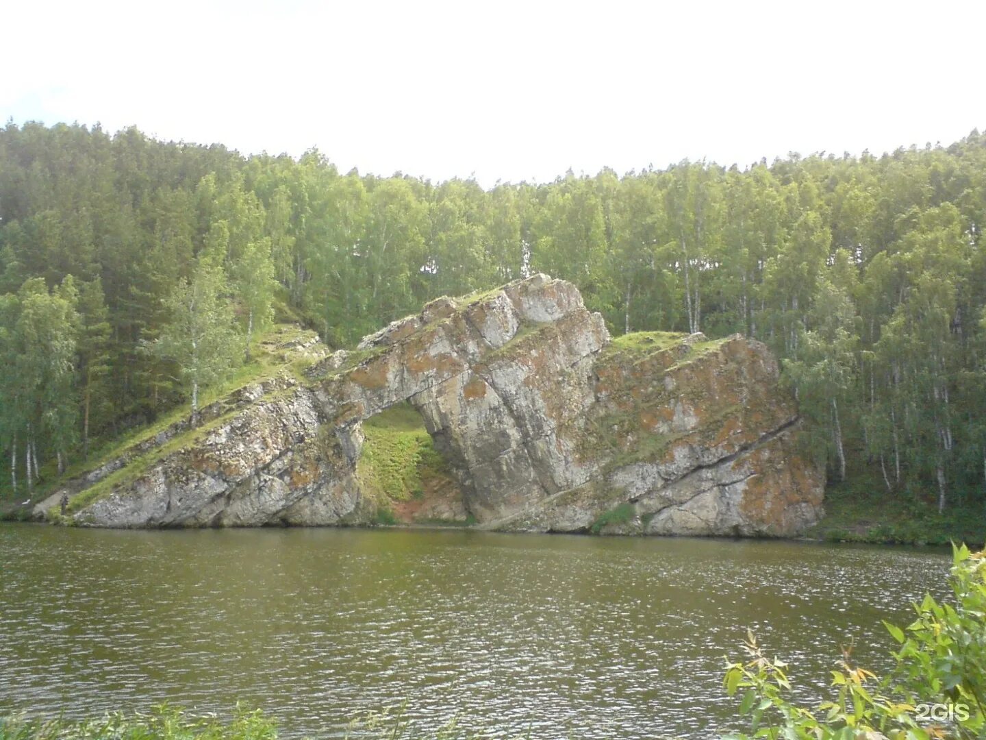 Каменские горы. Каменные ворота на реке Исеть. Скалы Каменск-Уральский. Каменные ворота в Каменске Уральском. Исеть река Каменск-Уральский каменные ворота.