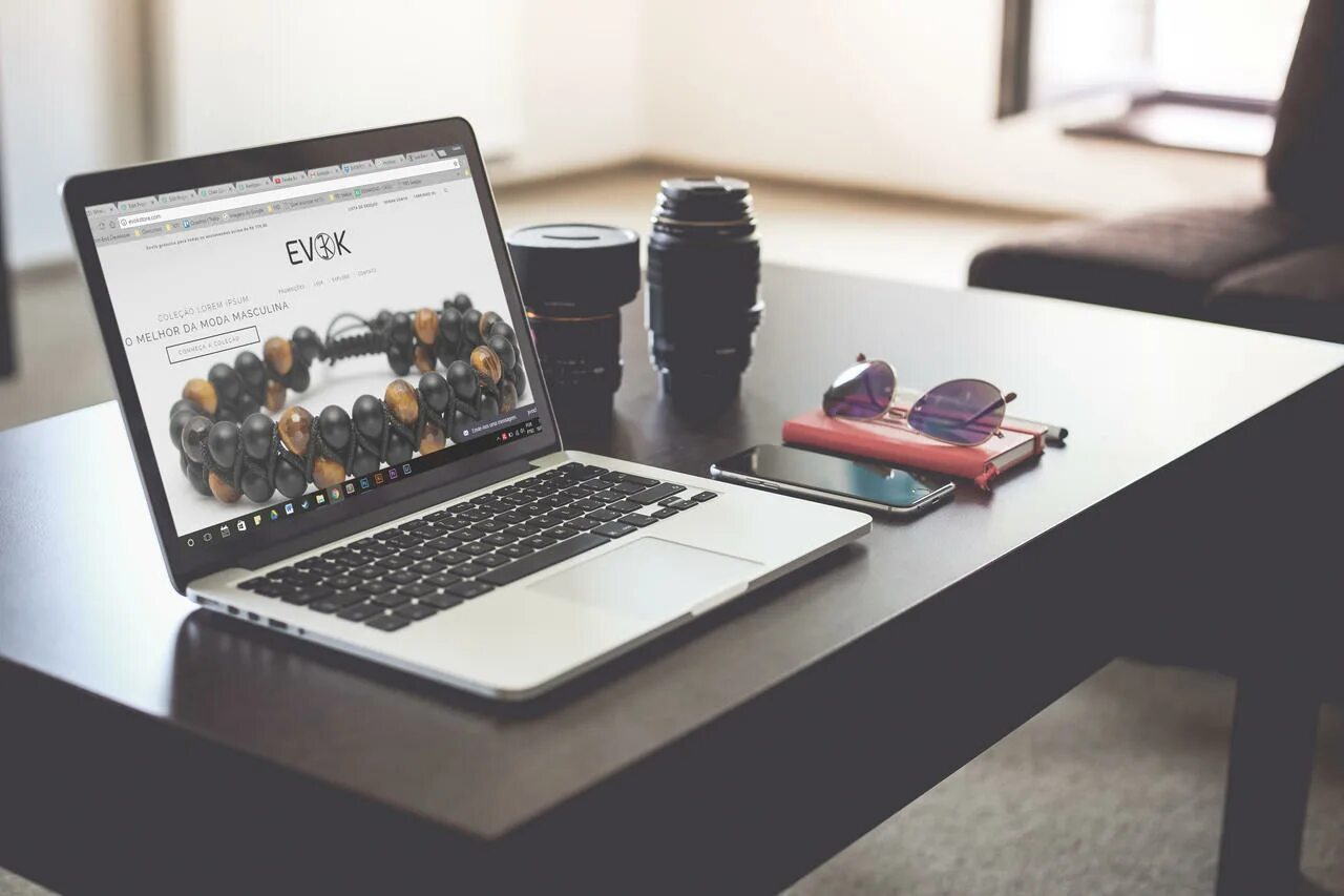 ноутбук и фотоаппарат. оборудование фотографа. ноутбук для фотографа 2022. какие ноутбуки для фотограф. графический планшет для фотографа.