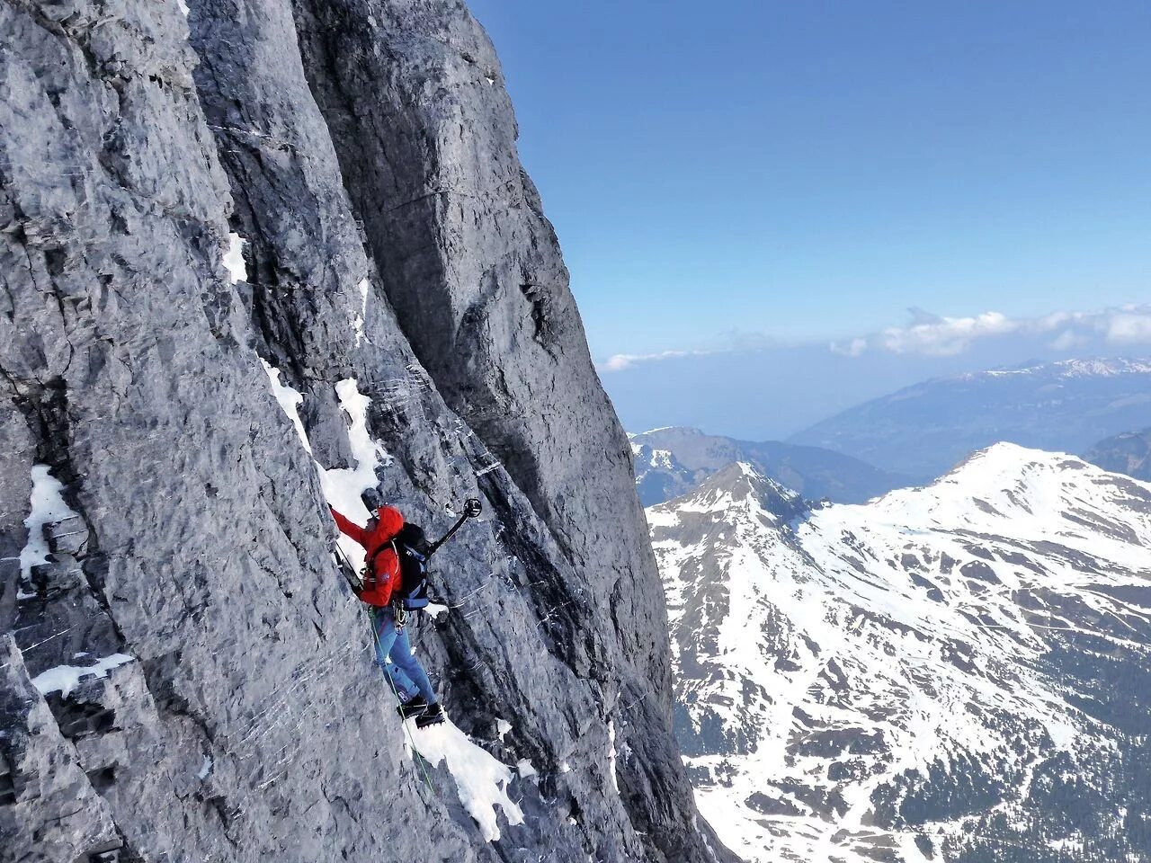 Альпинизм. Альпинисты в Альпах. Кэрол Эйгер. Восхождение альпинистов. Гора и скалолаз.