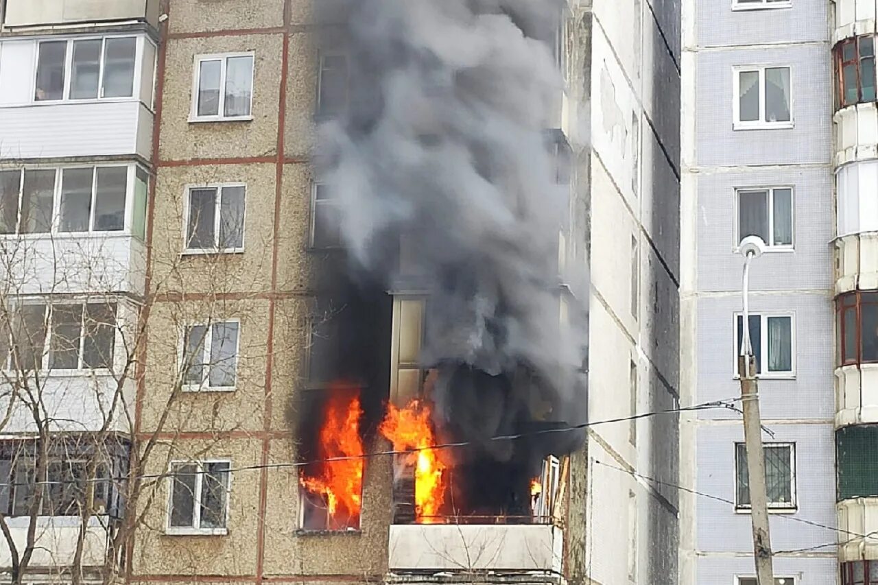 этажи сгорел. этажи сгорел. пожар в музыкальном районе краснодара. пожар в красноярске многоэтажного дома. горящий дом 9 этажка.