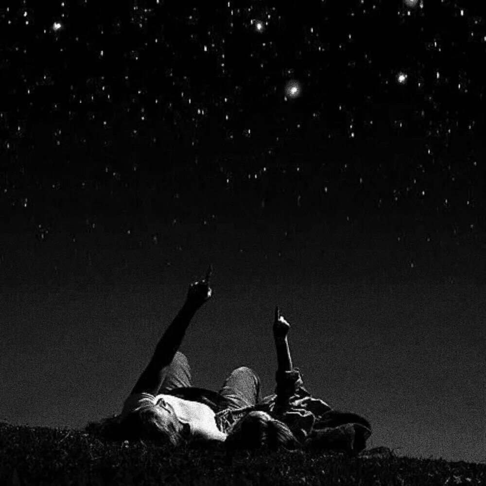 По ночам несмотря на звездное небо сырая. Под звездным небом. Человек под звездным небом. Двое в ночи. Девушка и звездное небо.
