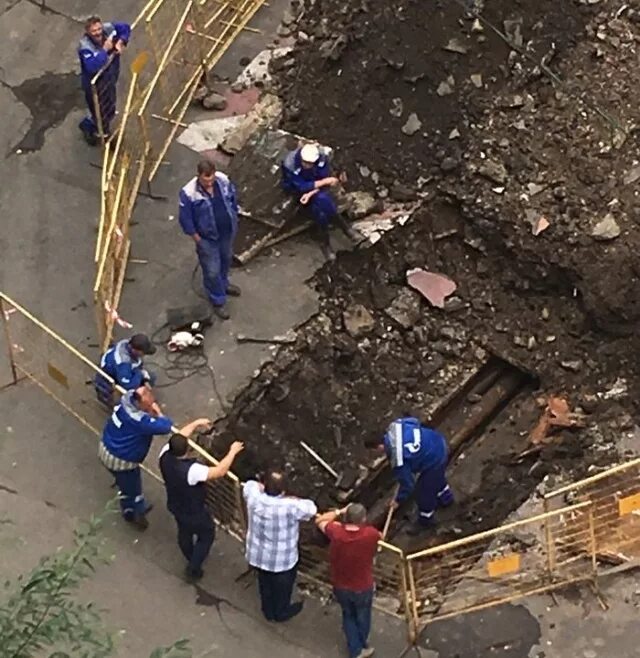 1 работает 7 смотрят. 1 рабочий и много начальников. Начальники и один работник. 1 работает 7 смотрят. Один работник и много начальников.