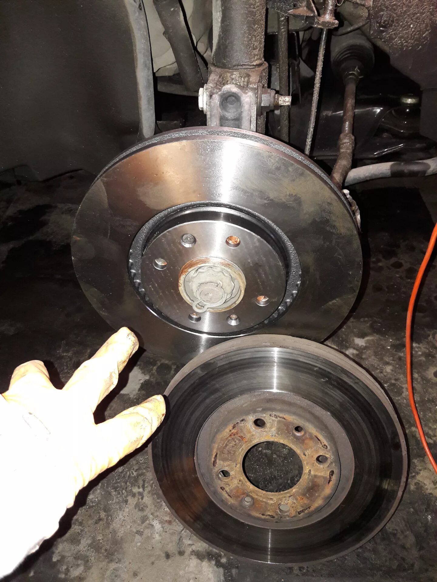 Тормозные диски перфорированные g05. Направление вентилируемых тормозных дисков. M-tex mtd375 тормозной диск. Как поставить тормозной диск. Тормозной диск swag 20904059.