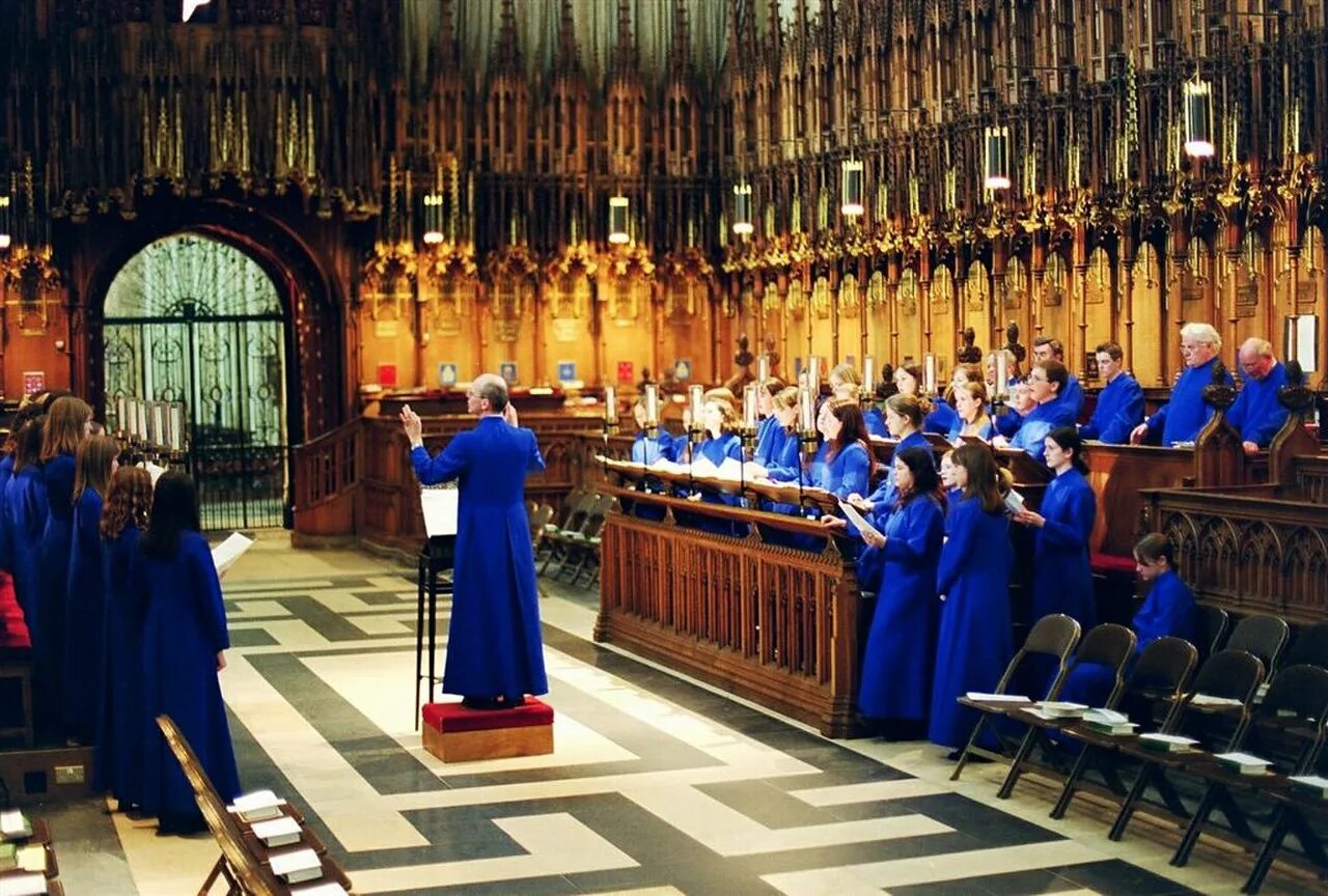 Звучат песнопения. Англиканская Церковь Святого Андрея. Органный концерт в Великобритании католический храм.