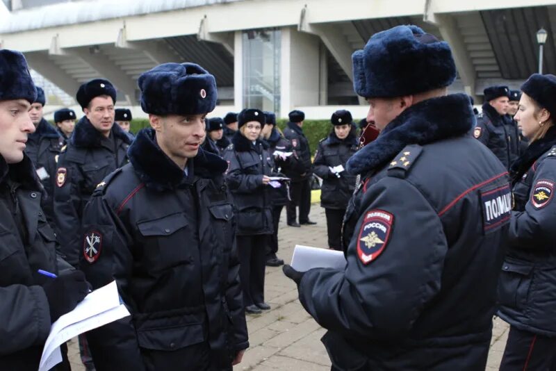 Переход на летнюю форму мвд 2024. Зимняя форма полиции. Зимняя форма сотрудника полиции. Зимняя форма ППС полиции. Полицейский ППС В зимней форме.