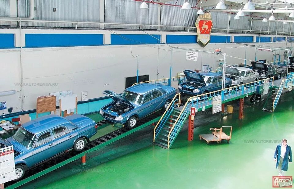Продукция легковые автомобили центры. ГАЗ 31105 на заводе конвейер. ГАЗ 3110 конвейер завод. ГАЗ 3110 на конвейере. ГАЗ 31105 на конвейере.