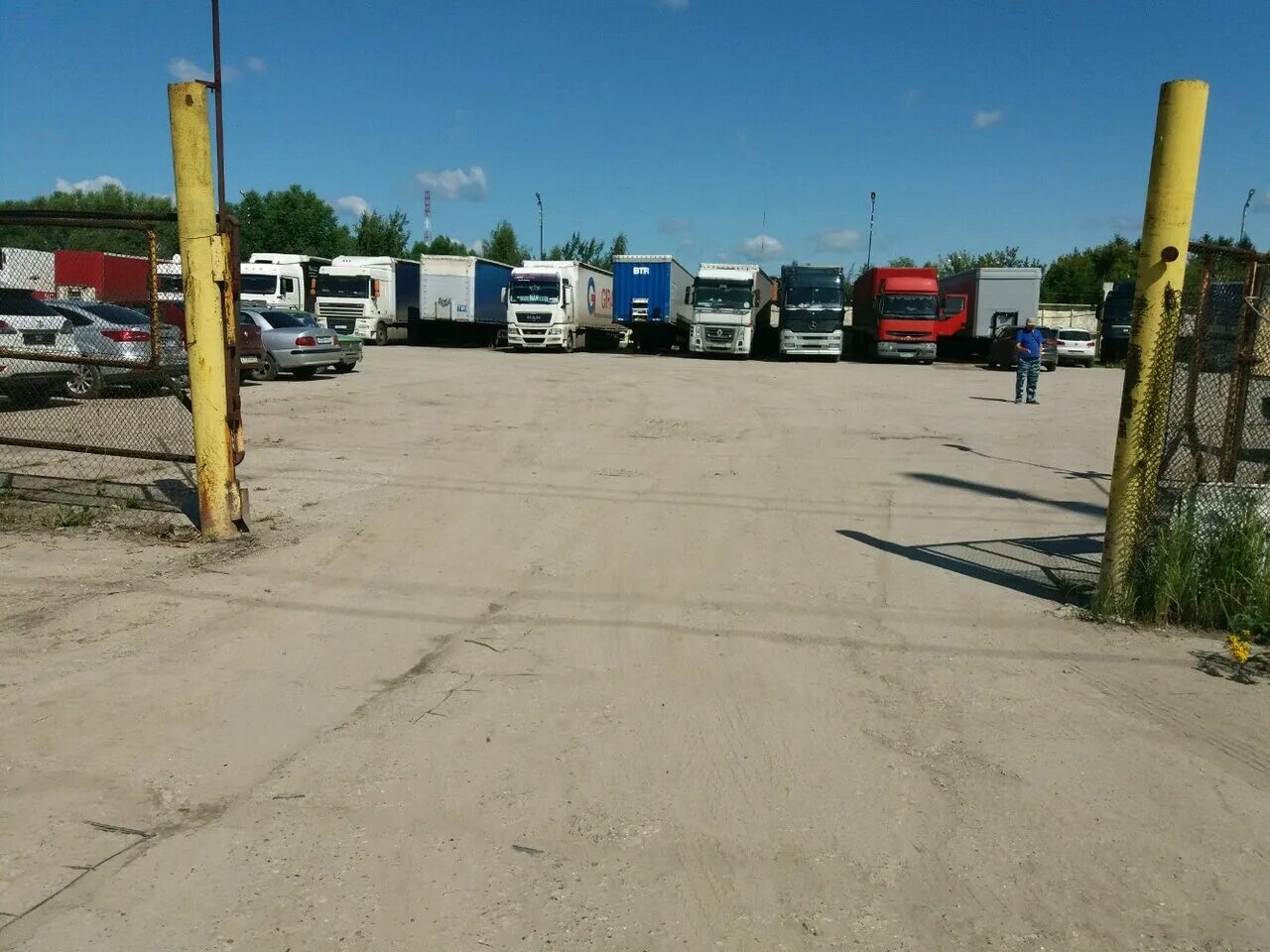 парк грузовых автомобилей. автопарк грузовых автомобилей. стоянка фур. автопарк грузовых автомобилей. стоянка грузовых автомобилей.