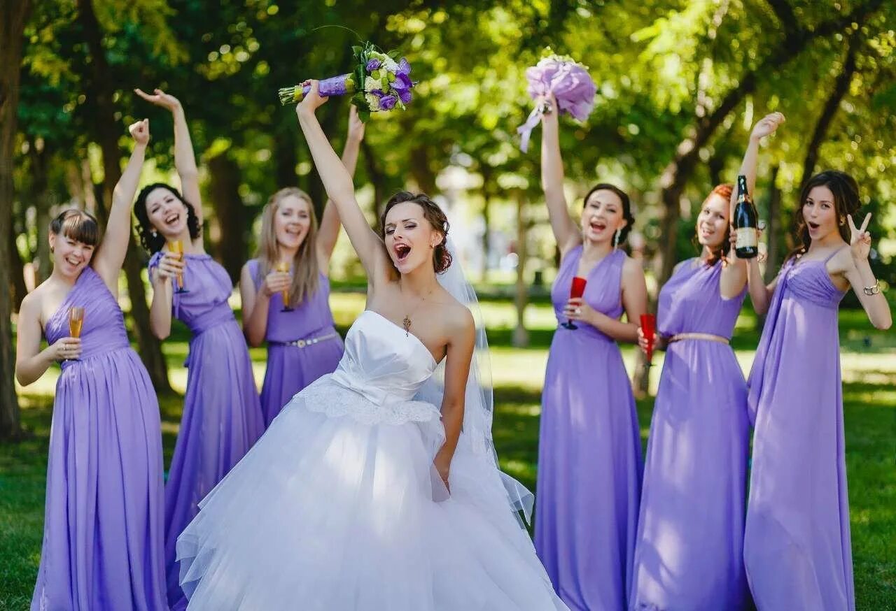 Цвет свадьбы фото. Платье подружки невесты. Сиреневая свадьба подружки невесты. Фотосессия с подружками невесты. Невеста в сиреневом стиле.