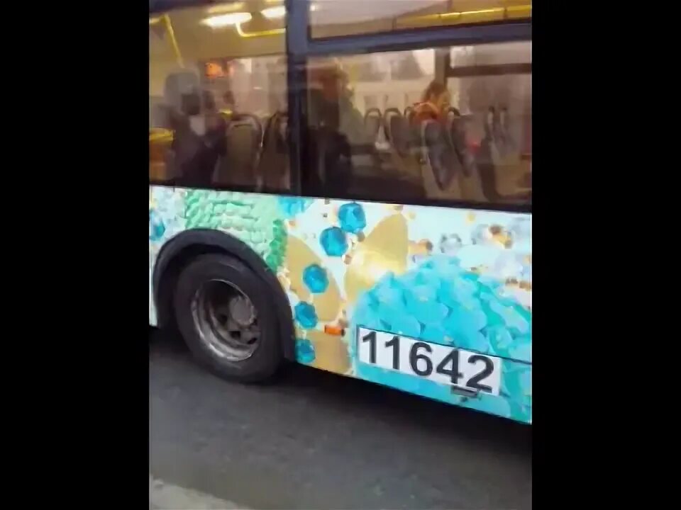 905 автобус маршрут москва. Автобус разноцветная Москва. Автобус 905. Автобус в разноцветной рекламе Ярославль. Автобусы с разноцветным светом 2000-е.