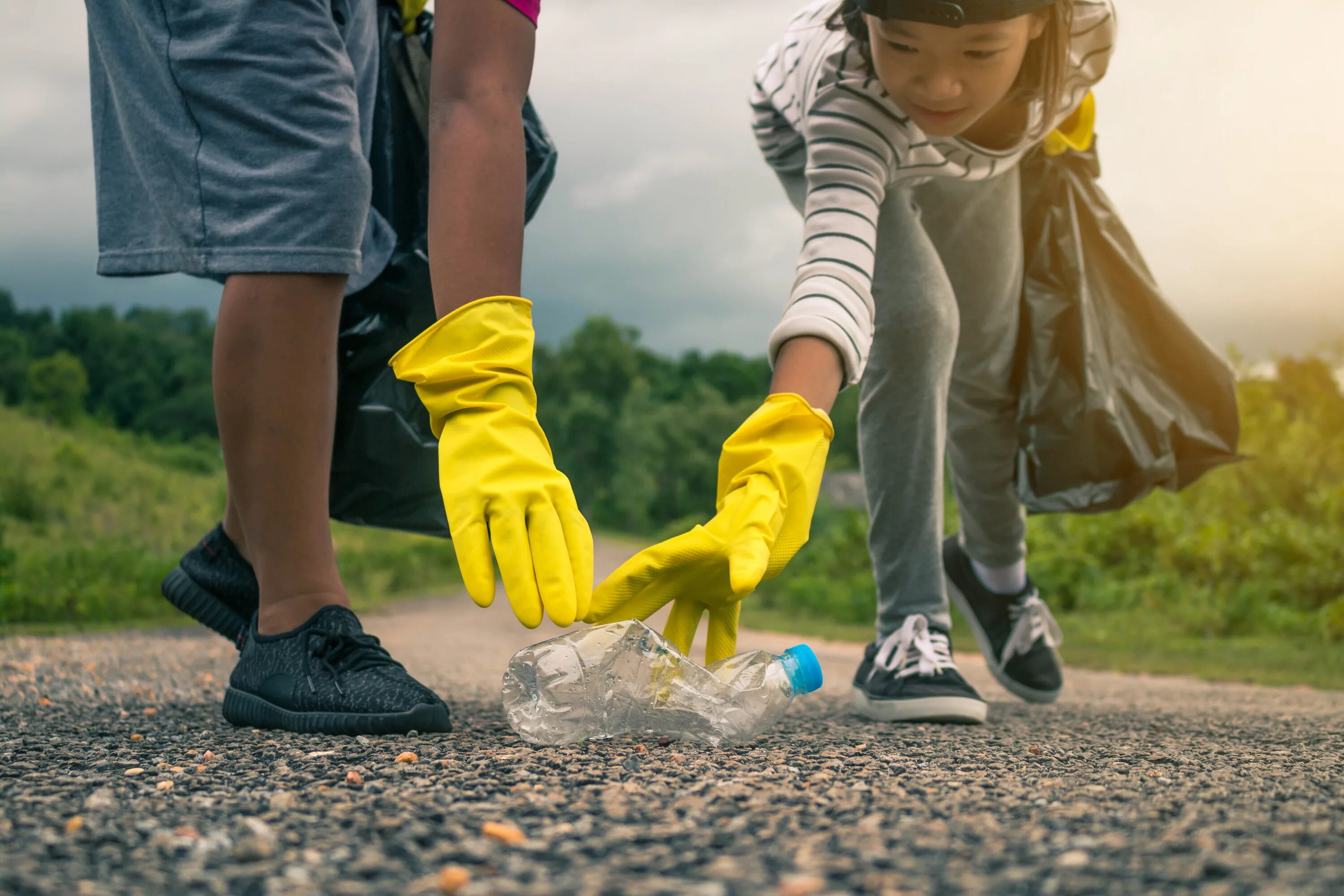 Live environment with people. Kids for a clean environment организация. Волонтерство детей уборка.