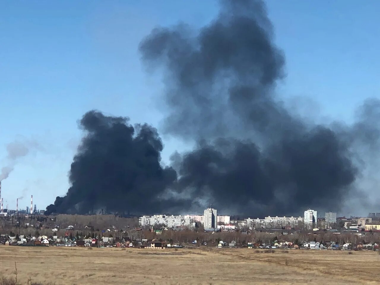 Черный дым что горит. Пожар в Омске 2021. Пожар в Нефтяниках в Омске. Пожар на нефтезаводе Омск. Взрывы в Омске сейчас.
