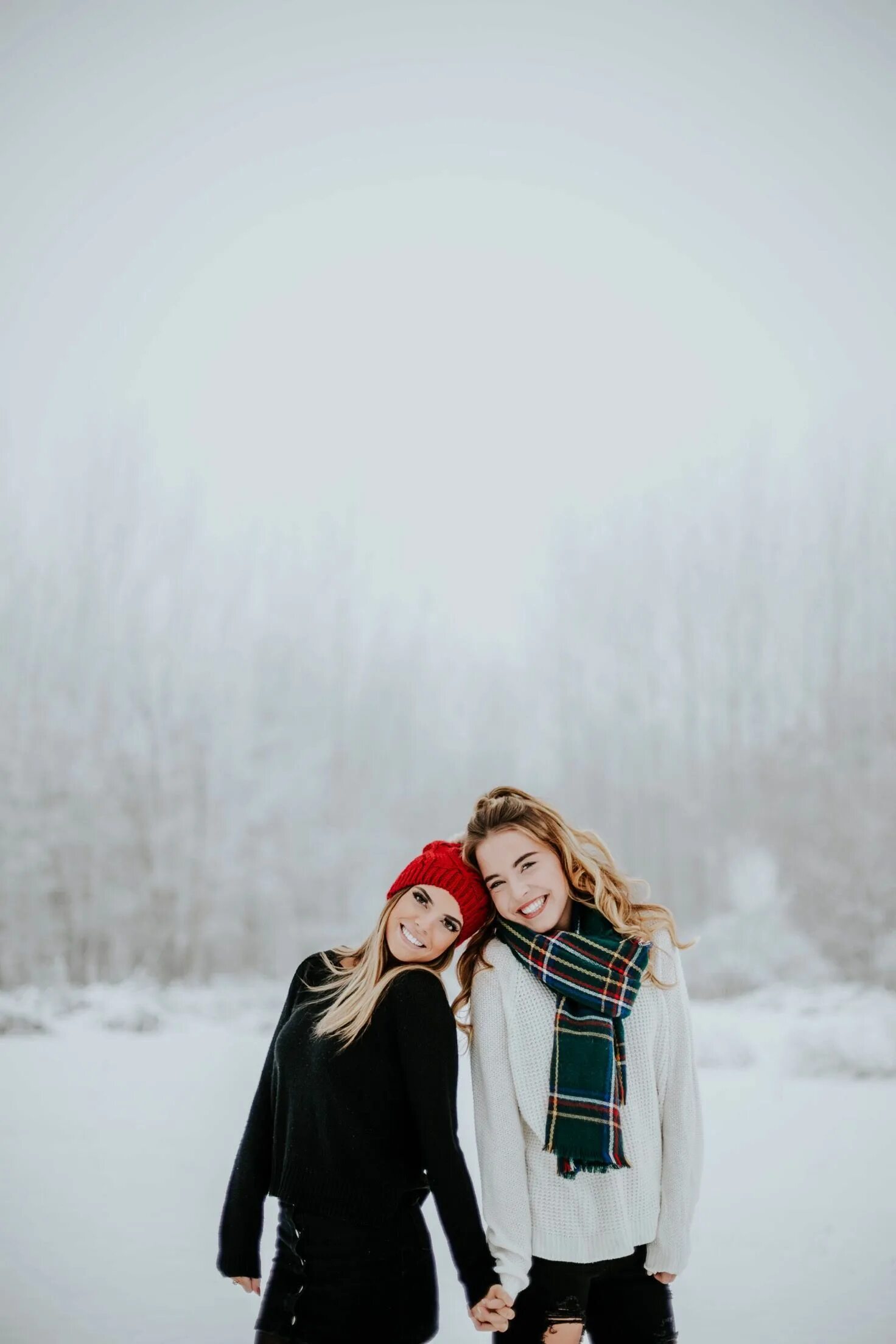 Подруги зимой на улице. Подруги зимой. Подруги зимой. Подруги зимой на улице. Зимняя фотосессия на улице с подружками.