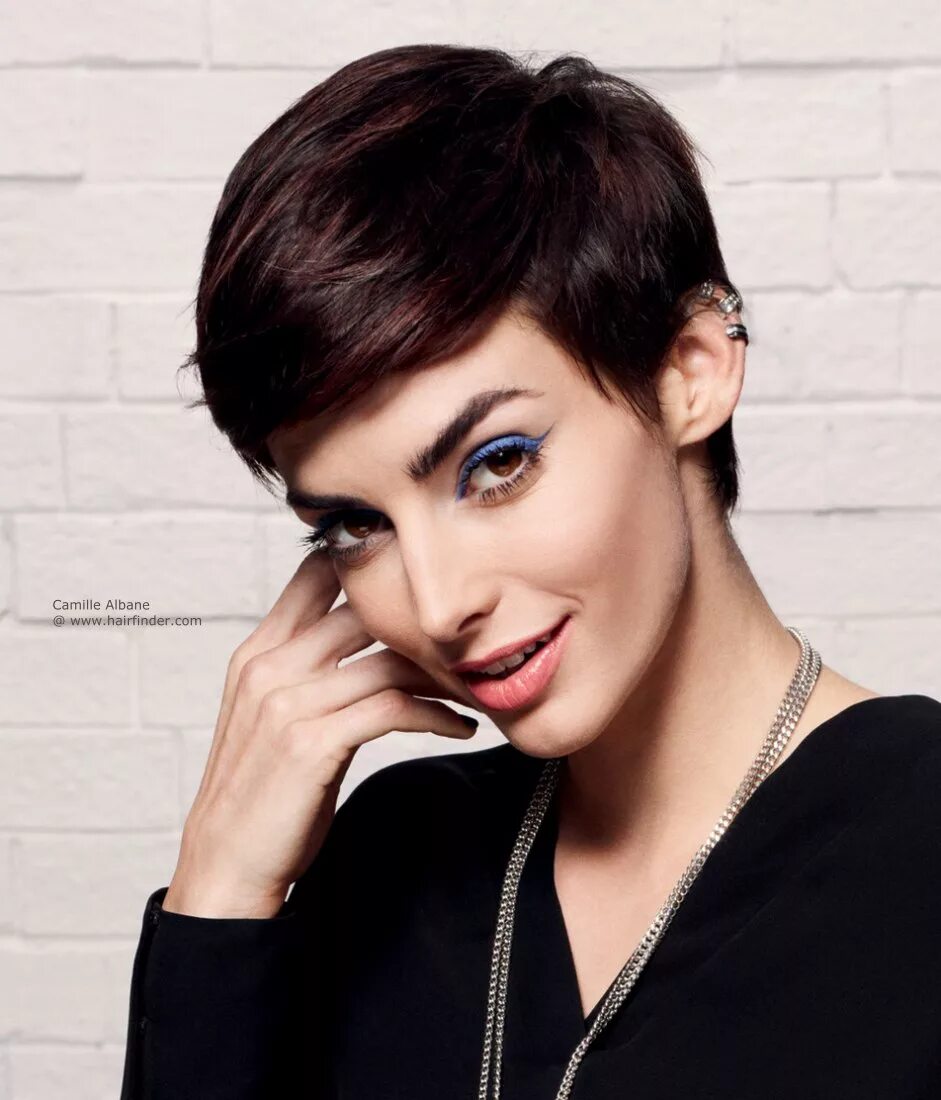 Стрижки с косой челкой. Прическа короткая челка на бок. Каре пикси с челкой. Короткие женские стрижки с челкой набок. Элизабет гарсон.