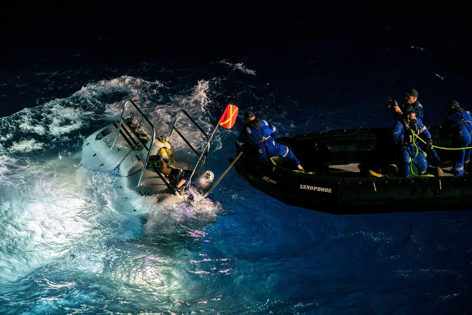 Марианская впадина кэмерон погружение. Deepsea challenger батискаф. Большая голубая дыра белиз дайвинг. Самая большая глубина погружения. Бездна челленджера в марианской впадине.