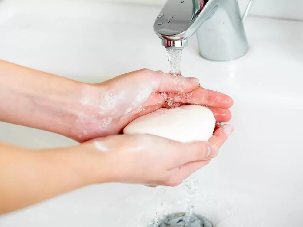 Мытье без мыла. Мыло для рук. Мытье рук с мылом. Антибактериальное мыло в ванной. Женские руки с мылом.