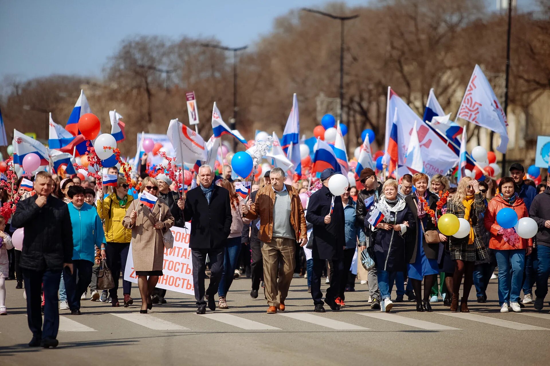 Как отмечаем праздники в 2024 году. Шествие. Первомайское шествие. Шествие людей. Праздничное шествие предприятий в России.