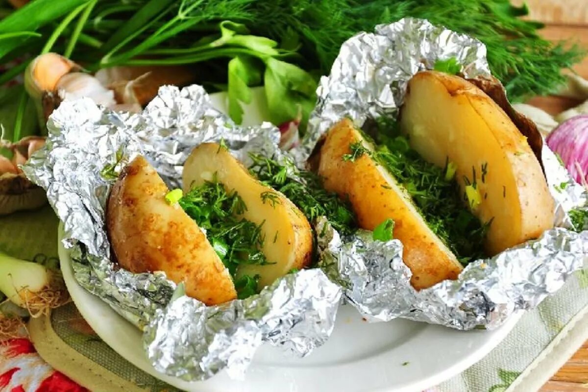 Приготовление овощей в фольге. Картофель запеченный в духовке в фольге. Запечённая картошка в духовке в фольге. Печёная картошка в духовке в фольге. Запечённая картошка в фальге.