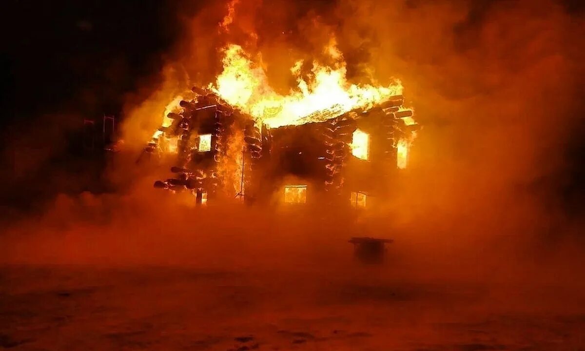 Сгорел отец. Горящий дом. Дом горит. Огонь пожар. Пожар в доме.