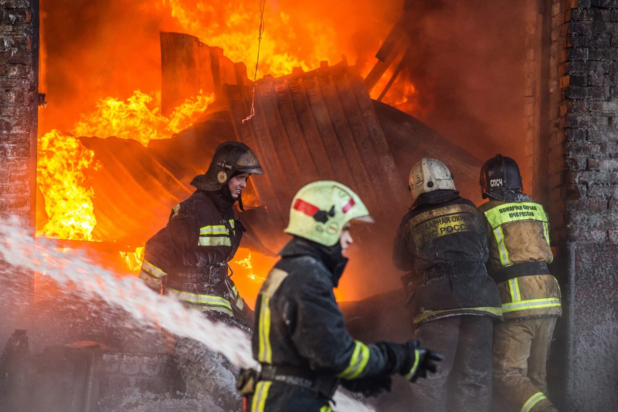 После сильного пожара. Тушение пожара. МЧС пожар. Пожарники на пожаре. Тушение пожара в здании.