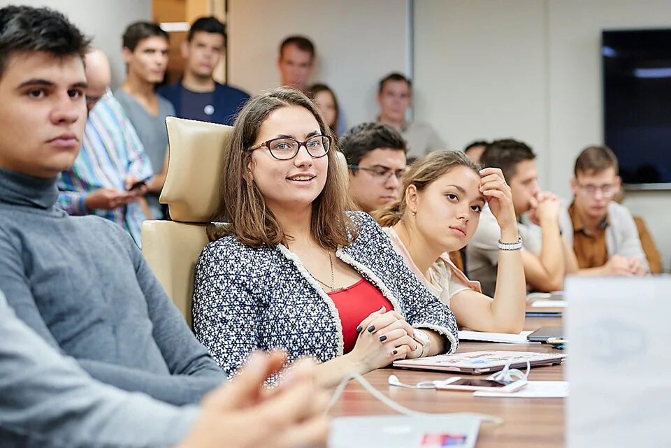 Встреча с преподавателем. Студенты на кафедре. МФТИ студенты. Преподаватель и студент. Студенческая Кафедра.