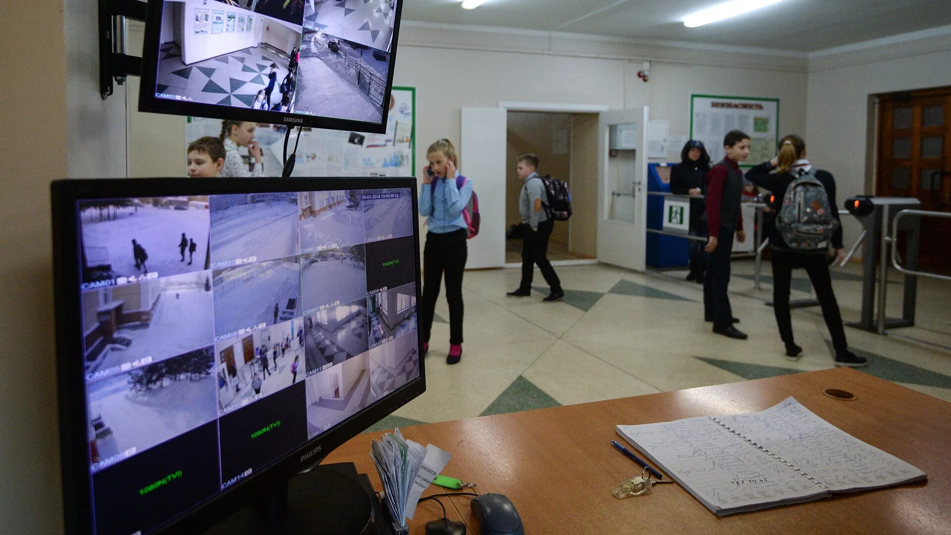 Система охраны в школе. Система охраны в школе. Пост охраны в здании. Пропускной турникет. Пропускная система в школе.