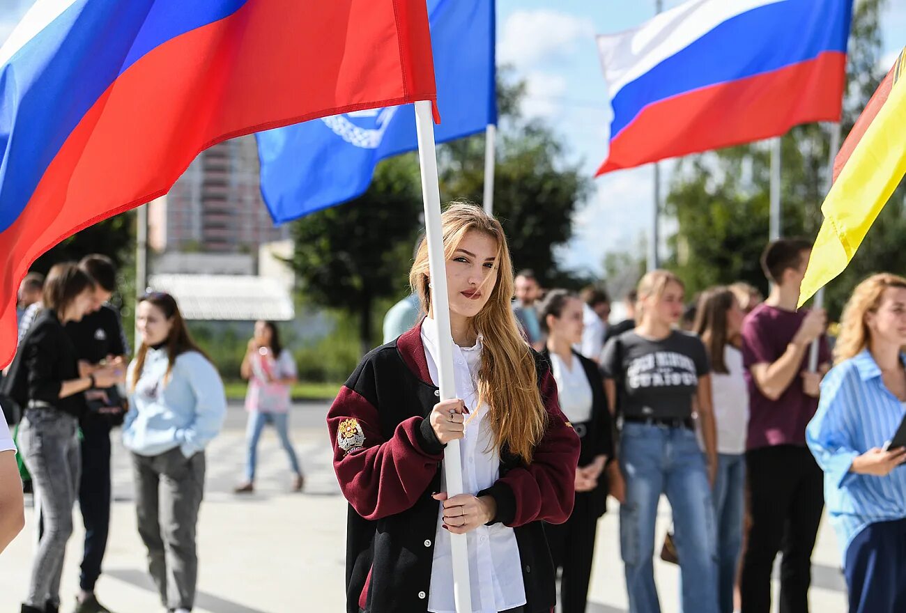Молодежь террор. Молодежь с флагом россии. флаг липецка. студенты с флагами россии крым. учитель и российский флаг.