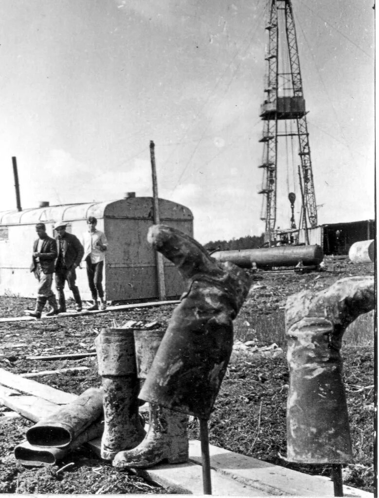 Первая нефть Самотлора 1965. Буровая 70 года Самотлор. Самотлорское месторождение нефти СССР. Скважина нефтяной фонтан Самотлор. Скважины ссср