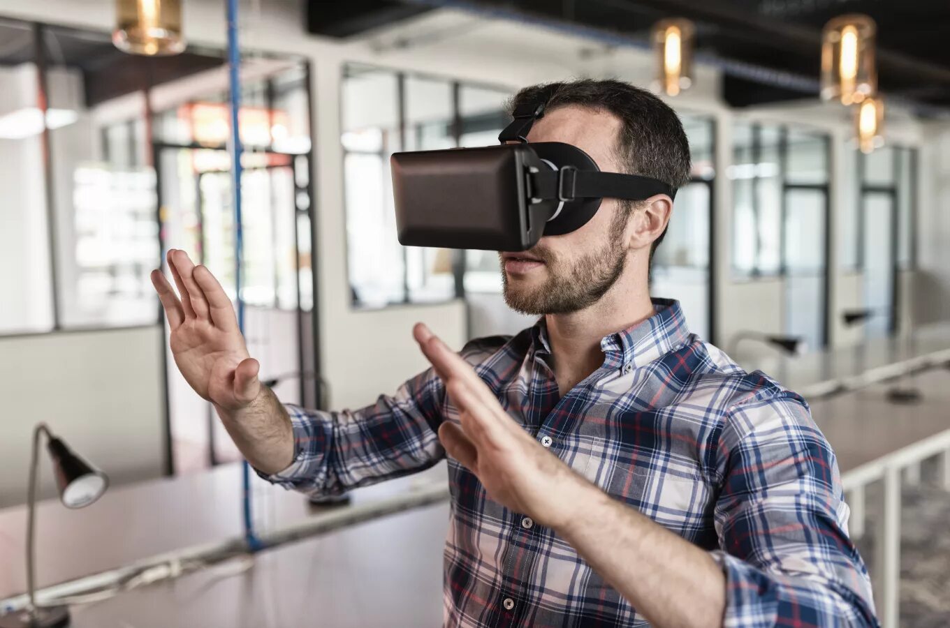 Очки виртуальной реальности использование. Виртуальная реальность (virtual reality, vr). человек в очках виртуальной реальности. человек в очках дополненной реальности. очки виртуальной реальности на человеке.