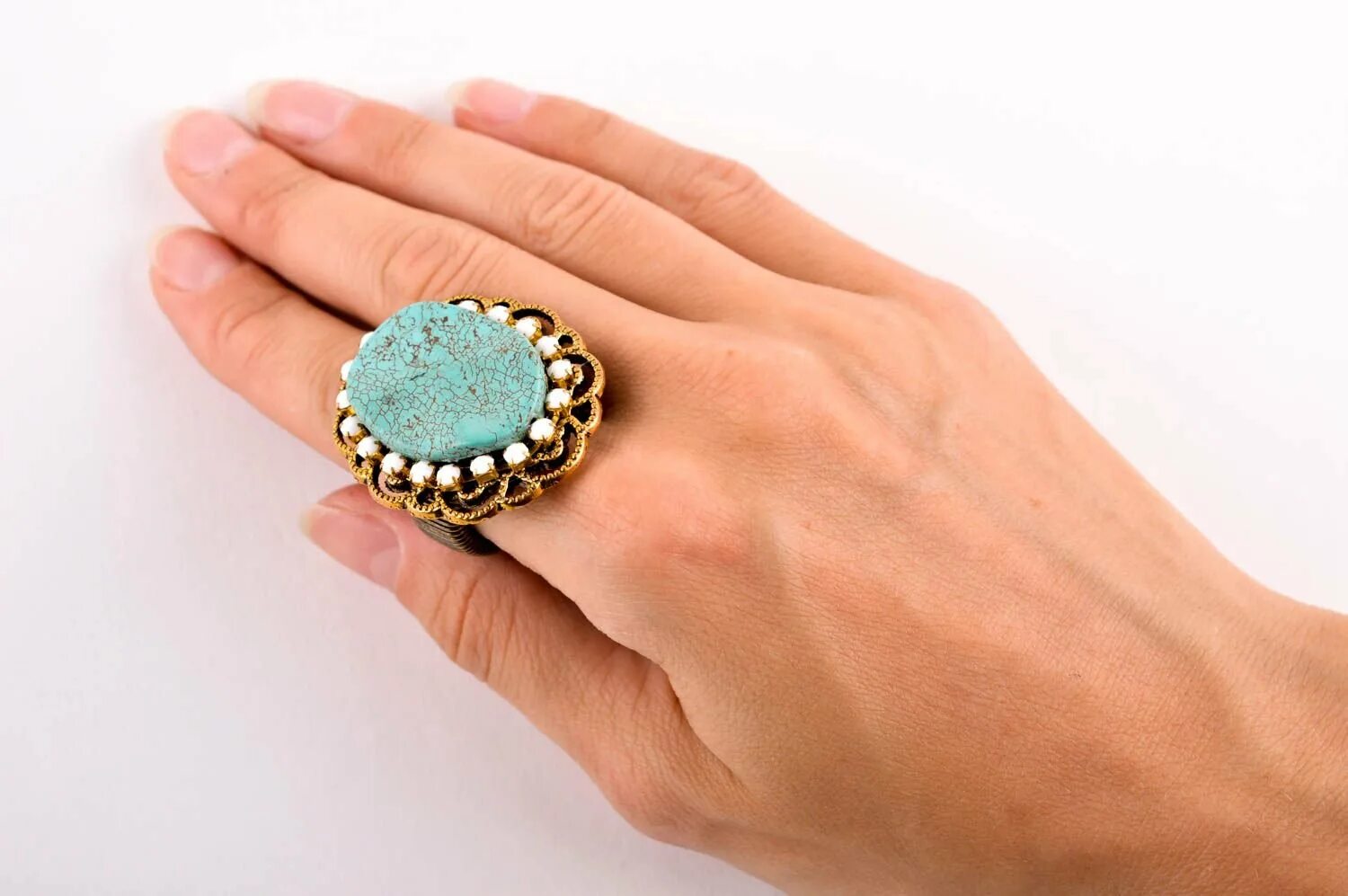 Крупные кольца. Кольцо с крупным камнем. Крупные кольца бижутерия. Массивное кольцо с камнем.