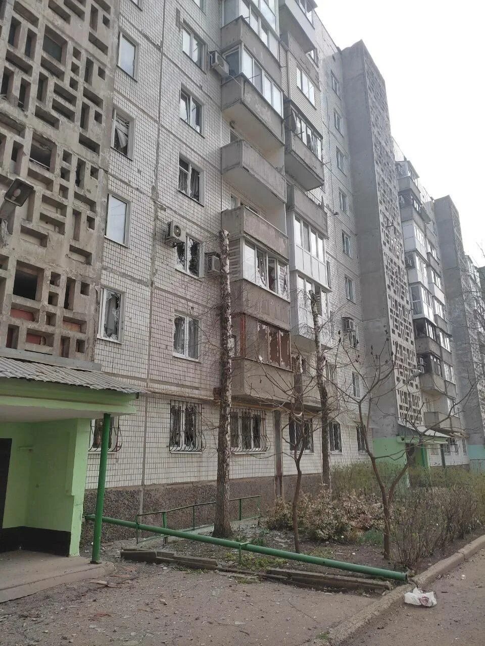 Донецк 2022. Обстрел текстильщика донецк 2014. Микрорайон текстильщик донецк. Донецк текстильщик обстрел. Разрушенный дом в донецке.
