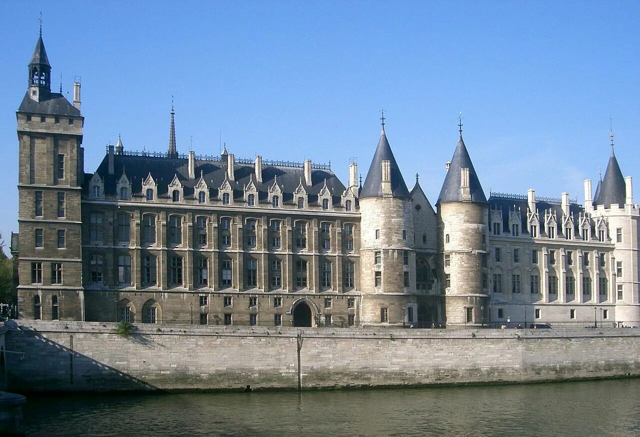 Француз 6 букв. Консьержери в Париже. Замок и тюрьма Консьержери. Алансонский дворец в Париже. Дворец правосудия Нормандия.