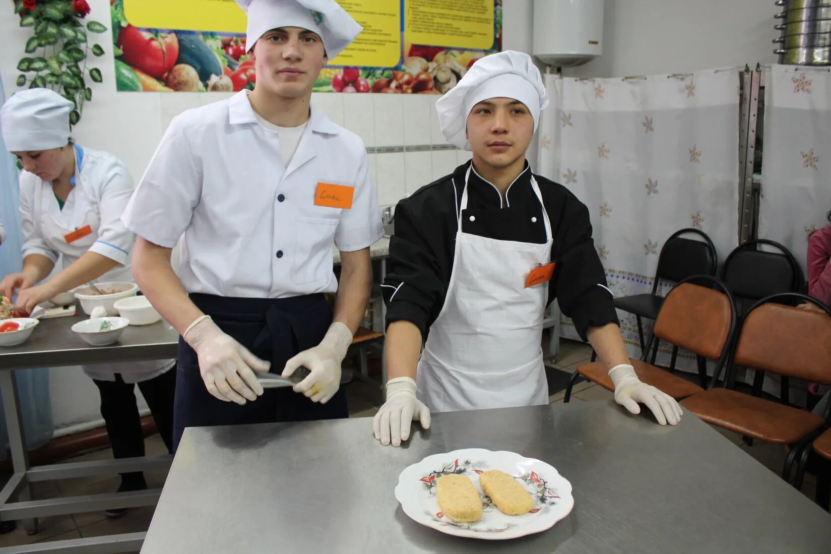 Сценарии профессиональных конкурсов. Повар в школьной столовой. Ко Дню повара в колледже. Школьный повар конкурс. Повар в столовой школы.